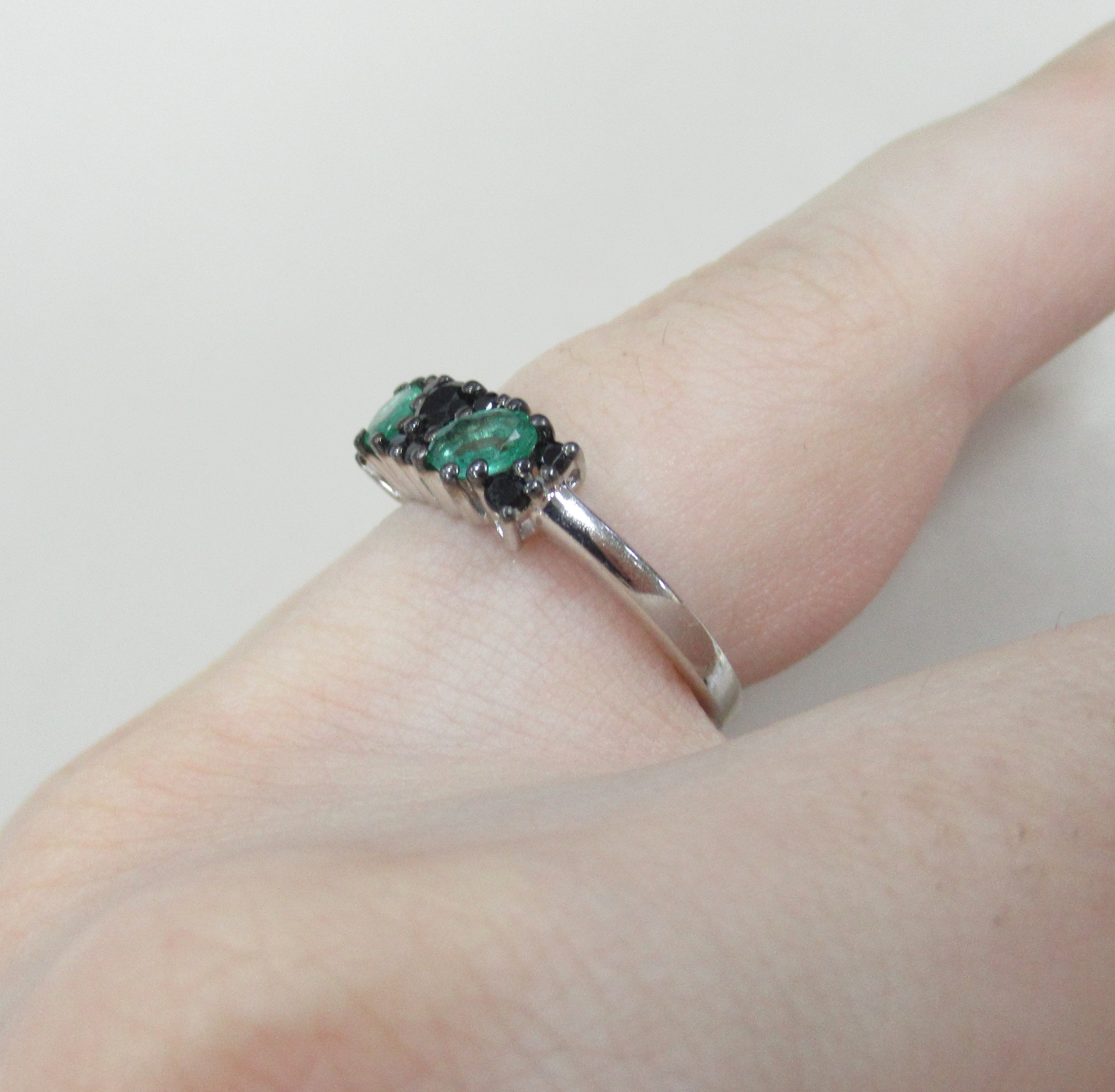 Серебряное кольцо с изумрудами